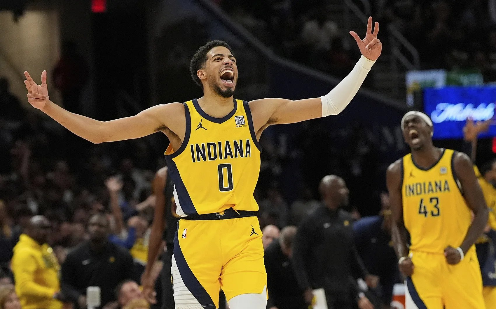 开云体育-西亚卡姆在掘金比赛中夺冠，大比分获胜引发热议！全场沸腾不已的简单介绍